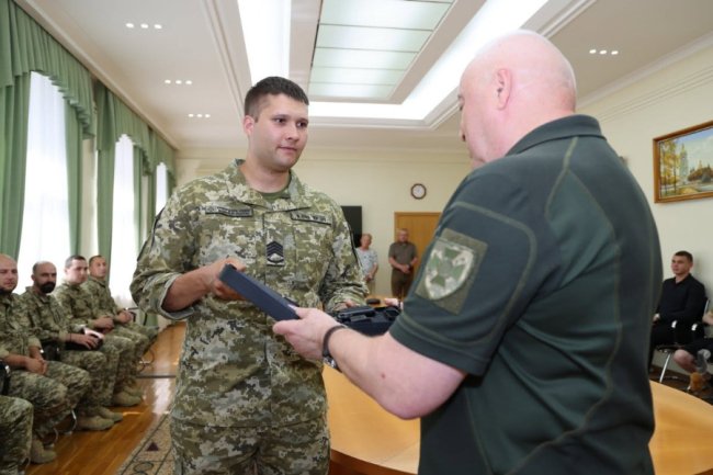 П'ятеро прикордонників з Волині отримали нагородну зброю. ФОТО