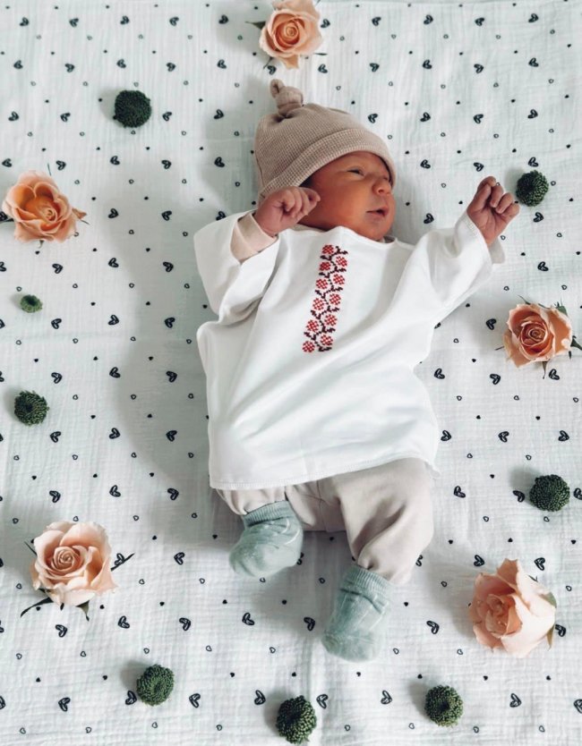 У пологовому на Волині немовлят одягнули у перші в їхньому житті вишиванки. ФОТО