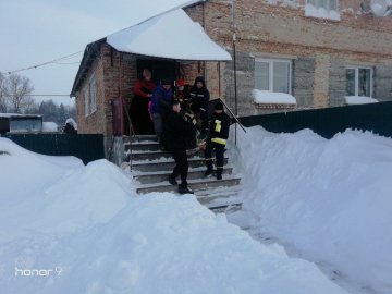 Через перемети на Волині медик їхав на виклик пожежним автомобілем, а потім хвору везли ним до «швидкої»