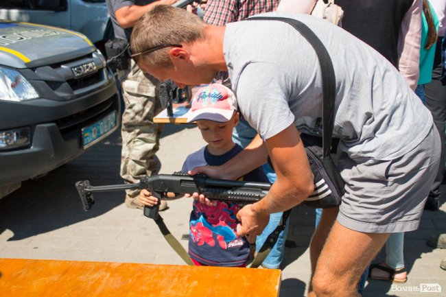 У центрі Луцька діти «стріляли» зі зброї та кермували поліцейськими авто. ФОТО