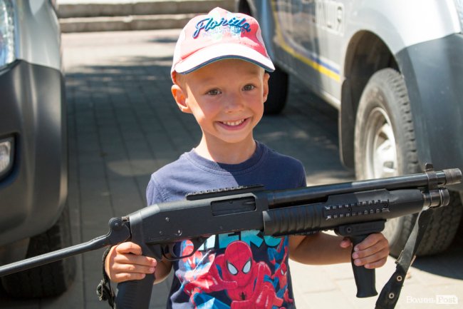 У центрі Луцька діти «стріляли» зі зброї та кермували поліцейськими авто. ФОТО