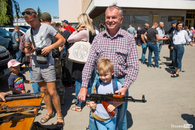 У центрі Луцька діти «стріляли» зі зброї та кермували поліцейськими авто. ФОТО