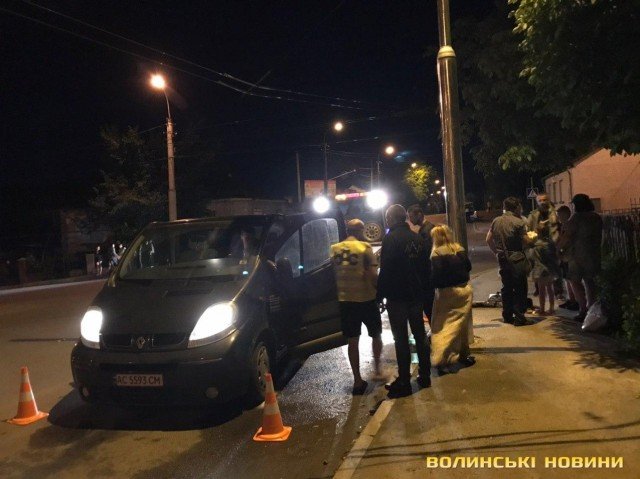 У Луцьку вночі бус протаранив легковика. ФОТО