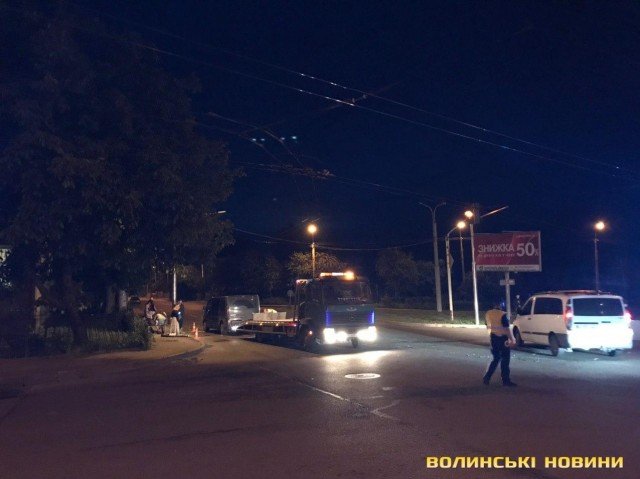 У Луцьку вночі бус протаранив легковика. ФОТО