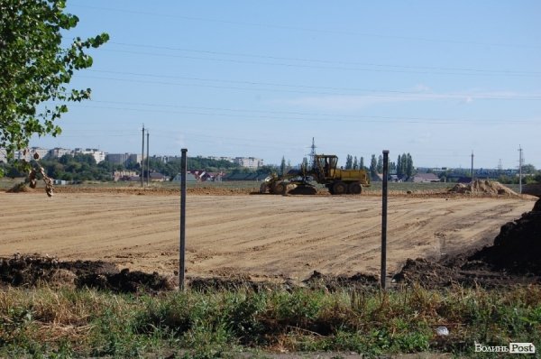 Незрозуміле будівництво під Луцьком: люди остерігаються «непрошених» сусідів. ФОТО