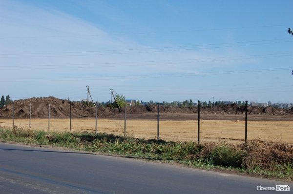 Незрозуміле будівництво під Луцьком: люди остерігаються «непрошених» сусідів. ФОТО