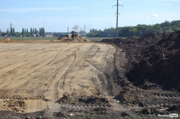 Незрозуміле будівництво під Луцьком: люди остерігаються «непрошених» сусідів. ФОТО