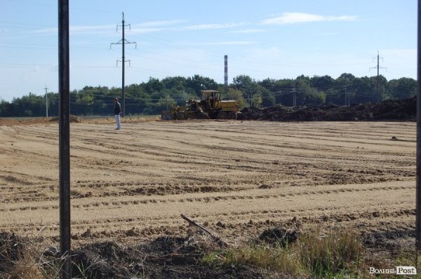 Незрозуміле будівництво під Луцьком: люди остерігаються «непрошених» сусідів. ФОТО