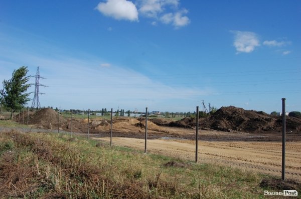 Незрозуміле будівництво під Луцьком: люди остерігаються «непрошених» сусідів. ФОТО