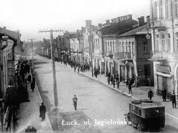 У Луцьку вулицею Лесі Українки майже 100 років тому їздив транспорт. РЕТРОФОТО