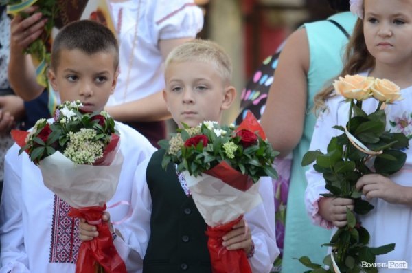 Перший дзвоник у луцьких школах. ФОТОРЕПОРТАЖ