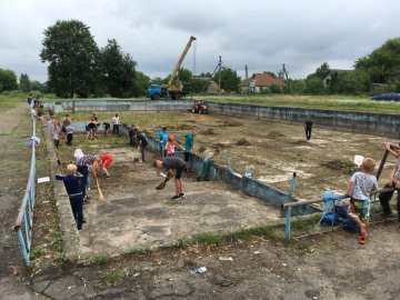 На Волині люди власними силами відновлюють басейн. ФОТО