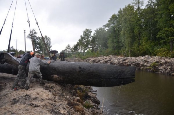 Унікальні світлини: як піднімали з води старовинний човен. ФОТО. ВІДЕО
