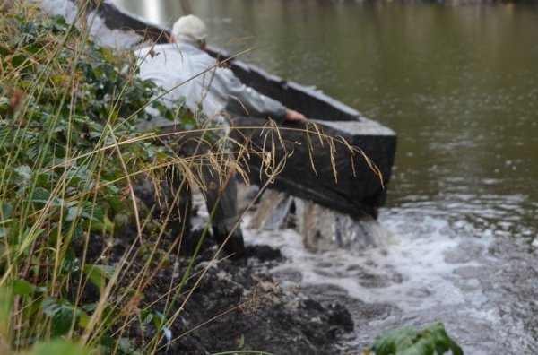 Унікальні світлини: як піднімали з води старовинний човен. ФОТО. ВІДЕО