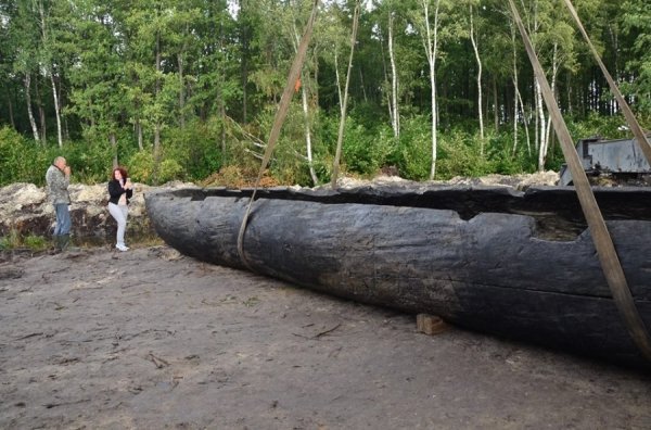 Унікальні світлини: як піднімали з води старовинний човен. ФОТО. ВІДЕО