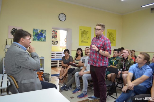 Ми відкриті і готові до спілкування: міністр зустрівся із молоддю у Луцьку