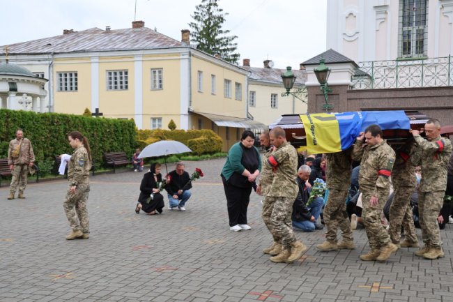 У Луцьку в останню дорогу провели Героя Валерія Васейчука