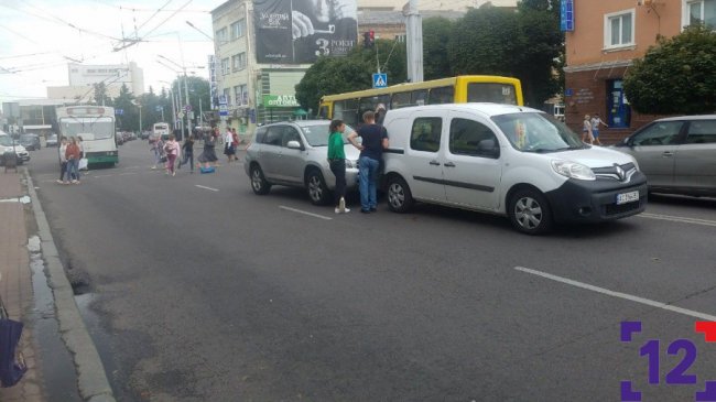 У центрі Луцька зіткнулись два автівки