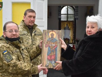 Волинській бригаді передали ікону, написану капеланом з Івано-Франківщини