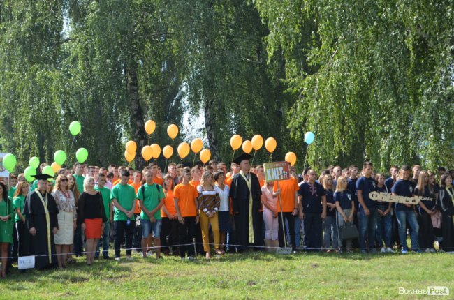 Танець від ректора і завдання від губернатора: як у луцькому «політесі» першачків зустрічали. ФОТО