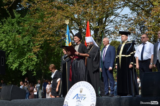 Танець від ректора і завдання від губернатора: як у луцькому «політесі» першачків зустрічали. ФОТО