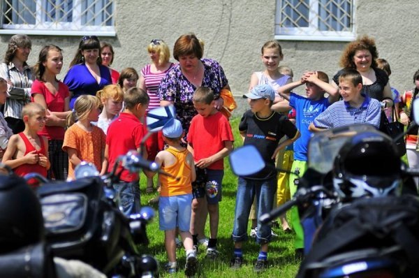 Байкери-«терапевти» влаштували свято для дітей. ФОТО