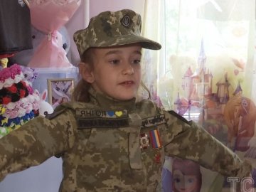 Військові волинської бригади нагородили 7-річну дівчинку «званням» найкращого командира за її вклад у перемогу