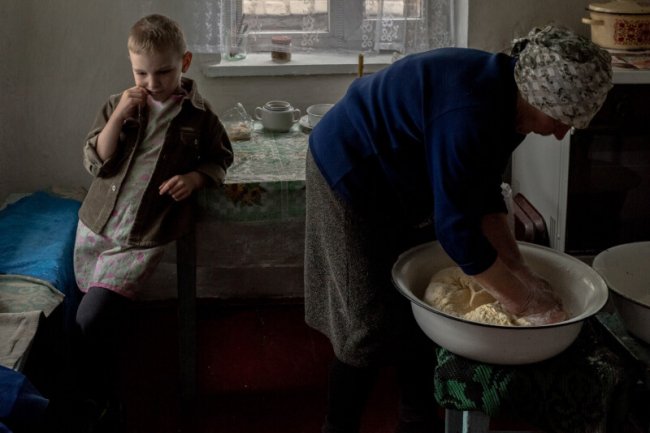 Жителька села Озеро Євгенія Андрійчук замішує тісто для великодньої паски. Експедиція Волинню. 1 травня. Фото: Альберт Лорес