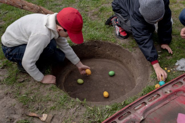 У селі Четвертня діти бавляться у давню великодню гру — каток. Експедиція Волинню. 2 травня. Фото: Альберт Лорес.