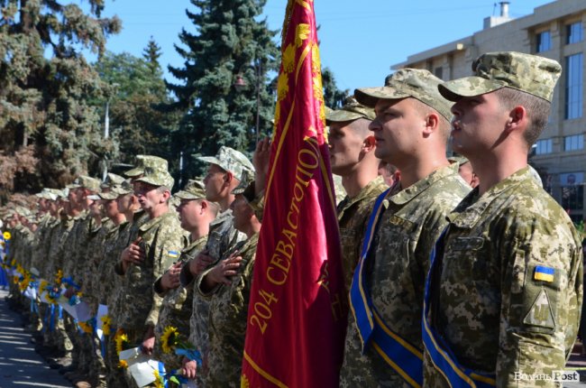 «Вітаємо вдома»:  Луцьк зустрів військових авіаторів. ФОТО
