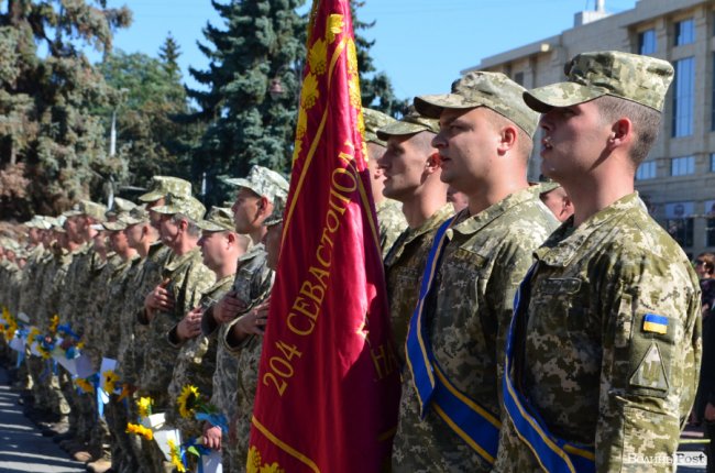 «Вітаємо вдома»:  Луцьк зустрів військових авіаторів. ФОТО