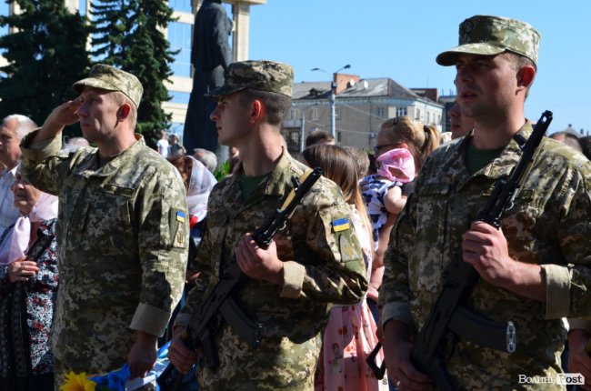 «Вітаємо вдома»:  Луцьк зустрів військових авіаторів. ФОТО