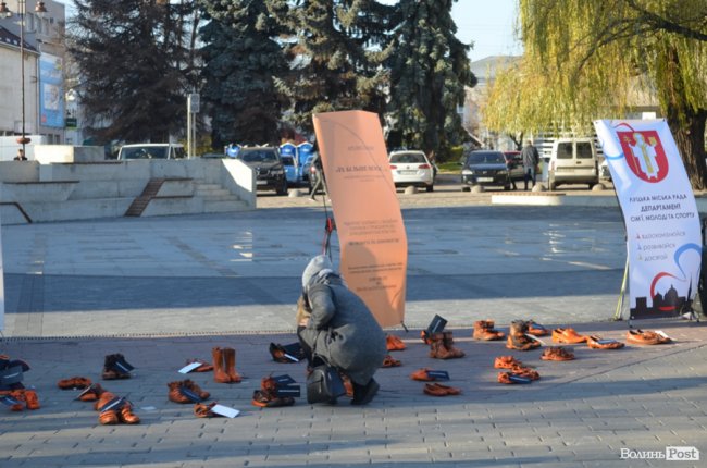 Їх більше немає: у центрі Луцька розмістили арт-інсталяцію із взуття, яке символізує жертв насильства