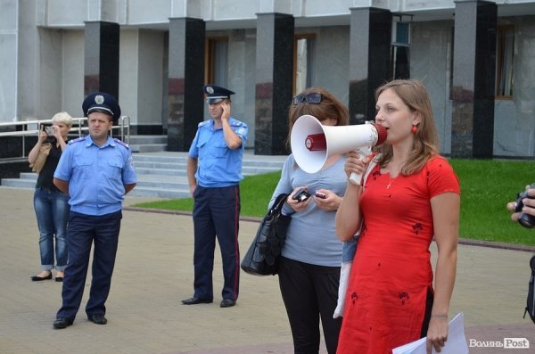 Під стінами Волинської ОДА мітингувала молодь. ФОТО
