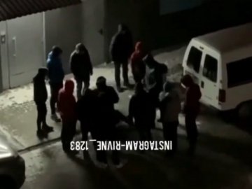 У Рівному таксисти провчили чоловіка, який відмовлявся платити за проїзд