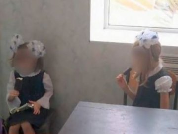 На Харківщині жінка поїхала на заробітки й віддала малих дітей кумі: дівчатка блукали вулицями. ВІДЕО