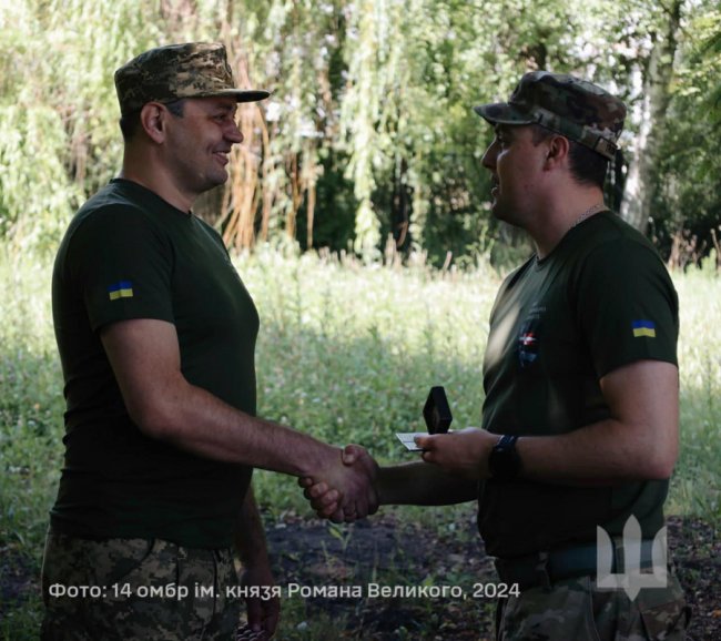 Для воїна 14 ОМБр, який монтує міні-фільми про знищення окупантів, вручили бригадний «Оскар»