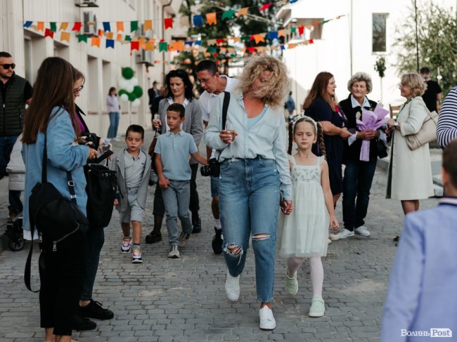 У новій локації і… з котом: як в інноваційній луцькій школі «ThinkGlobal» 1 вересня відзначали. ФОТО* 