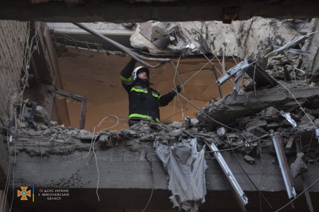 Кількість жертв удару по Миколаївській ОДА сягнула 19-ти. ФОТО