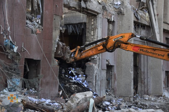 Кількість жертв удару по Миколаївській ОДА сягнула 19-ти. ФОТО