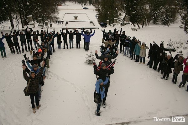 У Луцьку більш як півсотні людей влаштували масову гру в сніжки. ФОТО