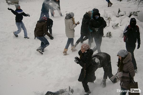 У Луцьку більш як півсотні людей влаштували масову гру в сніжки. ФОТО