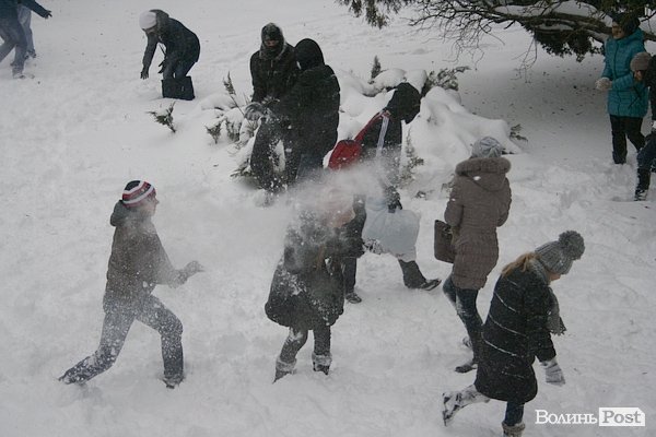 У Луцьку більш як півсотні людей влаштували масову гру в сніжки. ФОТО