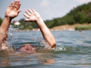 На Стиру у центральному парку Луцька ледь не потонули дитина та п'яний чоловік 