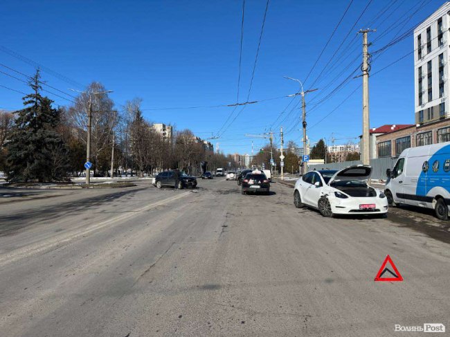 На Відродження у Луцьку в ДТП потрапила Tesla
