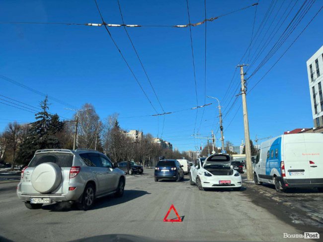 На Відродження у Луцьку в ДТП потрапила Tesla