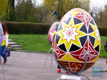 У Володимирі до Великодня відкрили алею писанок. ФОТО