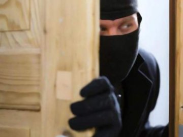 Цупив навіть нарди і постіль: у Луцьку засудили «серійного» крадія
