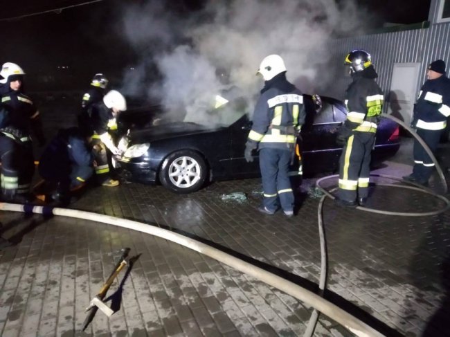 На Рівненщині горіли BMW та Mercedes. ФОТО
