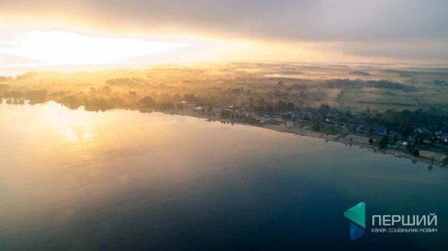 Опублікували фото оповитого туманом Світязю з висоти пташиного польоту